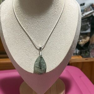 Elegant Green Stone Pendant Necklace